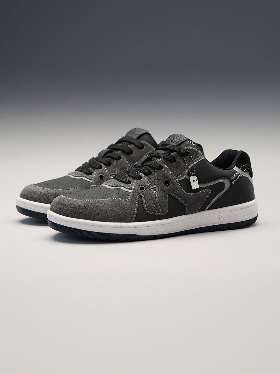 Unisex Low-Top Streetwear Sneakers – Black & Grey Casual Lace-Up Shoes