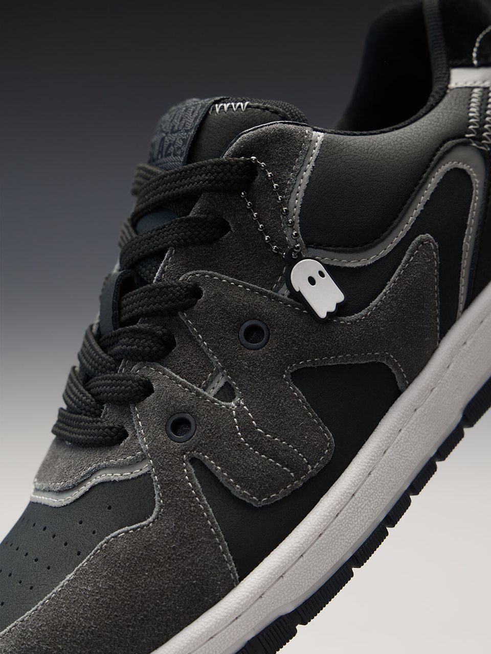 Unisex Low-Top Streetwear Sneakers – Black & Grey Casual Lace-Up Shoes