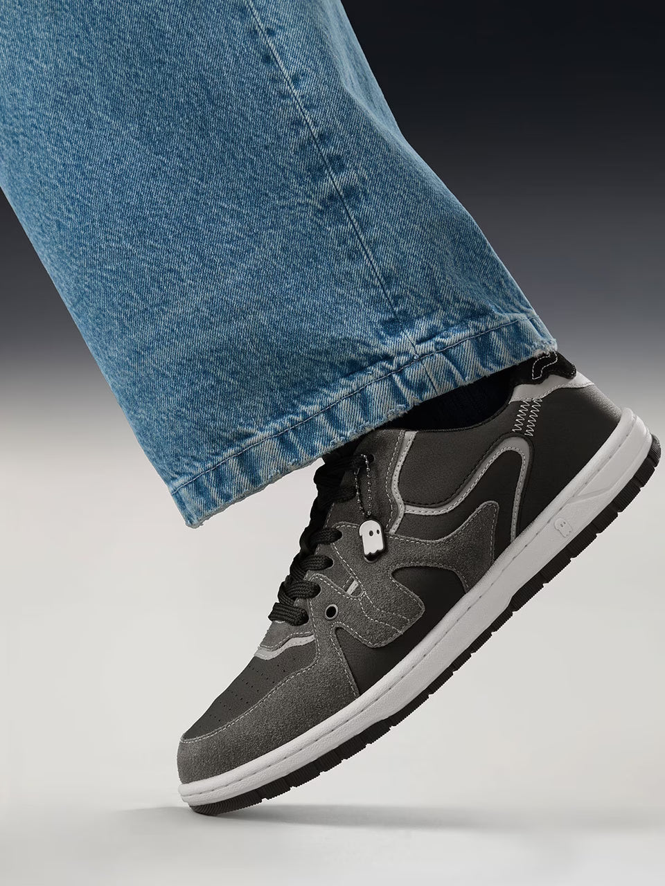 Unisex Low-Top Streetwear Sneakers – Black & Grey Casual Lace-Up Shoes